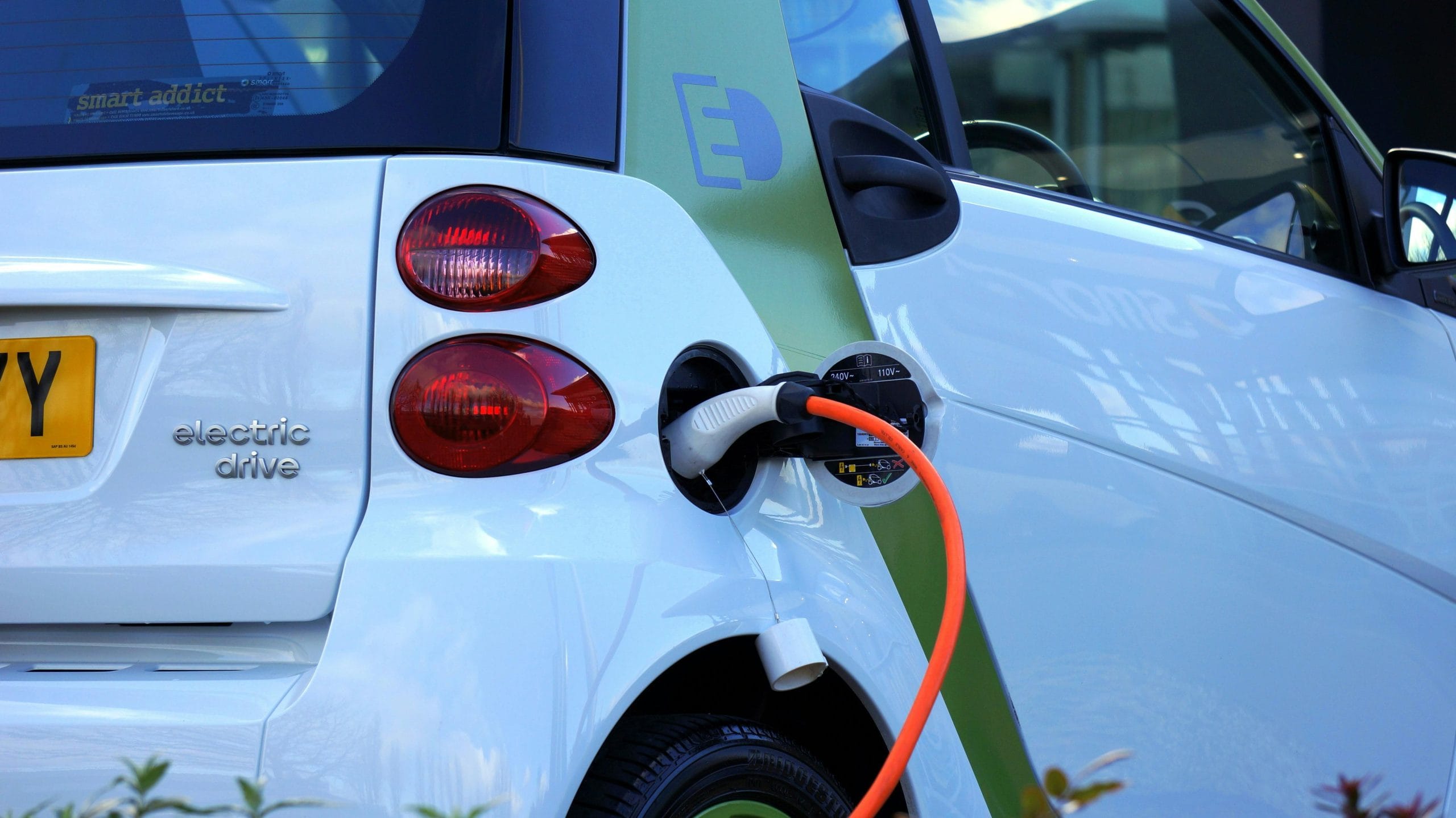 What is the Difference Between a Hybrid and an Electric Vehicle?