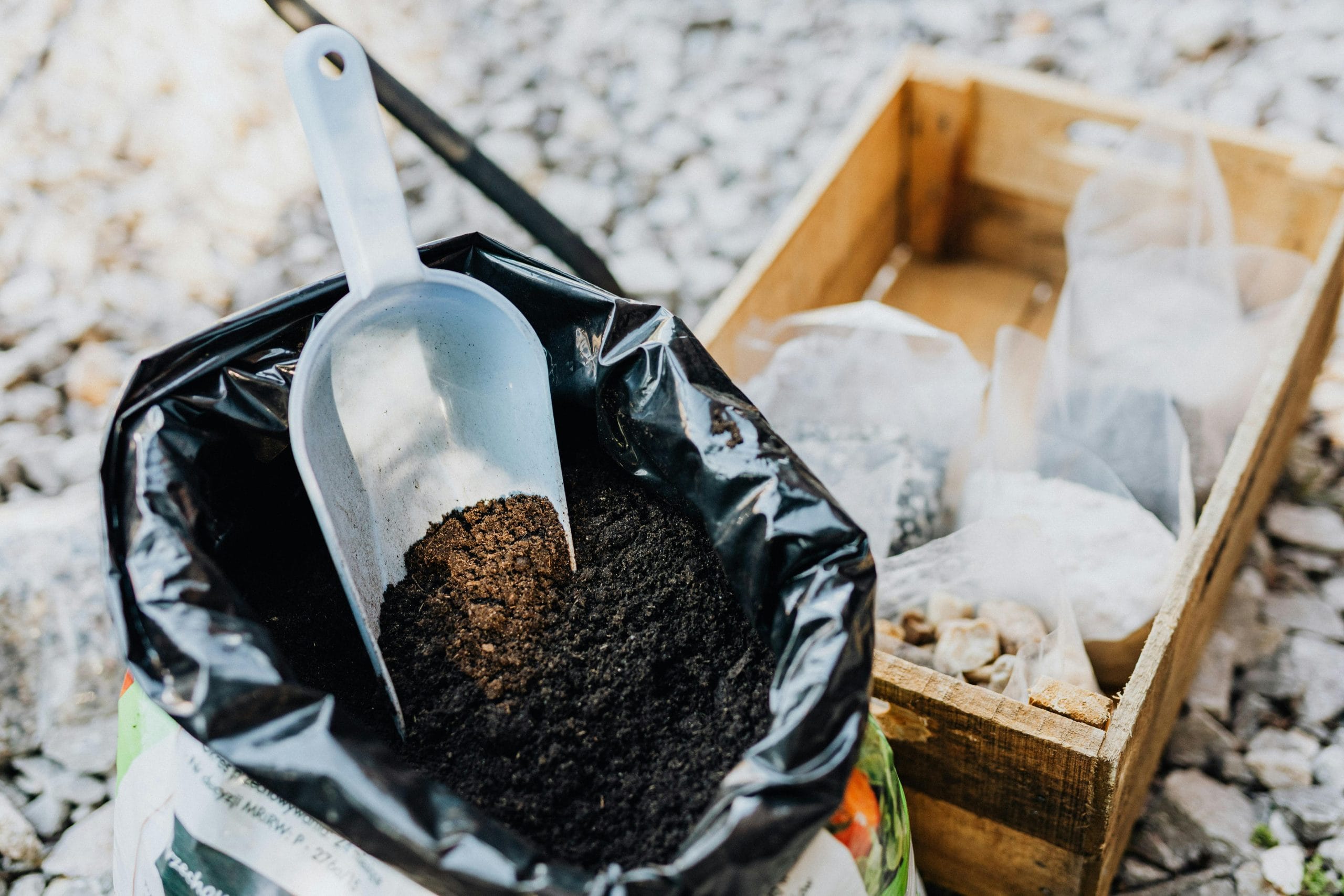What Are the Benefits of Using Organic Fertilizer Over Synthetic Fertilizer?